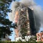 Incendio di Milano, il grattacielo brucia ancora: la rabbia dei residenti. I vigili del fuoco: «Mai visto nulla di simile»