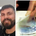 Trova una borsa con migliaia di euro in contanti e fa il giro di Napoli per restituirla al proprietario