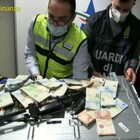 La Guardia di Finanza scopre migliaia di euro nascosti nei televisori al plasma per esportare illegalmente i soldi in Africa.