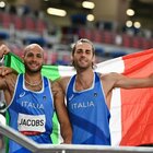 Jacobs e Tamberi l'abbraccio (con le bandiere azzurre) dopo il doppio oro alle Olimpiadi