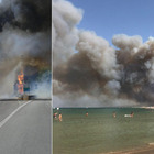 Incendi Abruzzo, paura a Pescara: fuoco a ridosso delle case, alcuni ustionati. Bagnanti in fuga