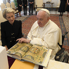 Papa Francesco, ancora problemi al ginocchio: rinviato il viaggio in Africa