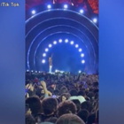 Travis Scott, 8 morti schiacciati contro il palco al concerto: il momento in cui il rapper interrompe lo show