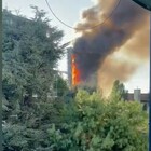 Incendio a Milano, in un video il segreto del rogo nel grattacielo: «In pochi minuti c'è stato un effetto fiammifero»