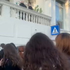 Sanremo 2022, Mahmood e Blanco: fan scatenati sotto l'albergo