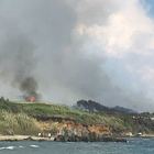 Nettuno, a fuoco il Poligono Militare: le fiamme vicino alle spiagge, panico tra i bagnanti