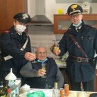 «Sono solo in casa, venite a farmi compagnia per il brindisi?»: carabinieri festeggiano con l'anziano 94enne FOTO