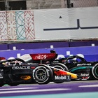 F1 GP Jeddah, Hamilton vince una incredibile gara: Verstappen 2°. Ora i due rivali sono a pari punti