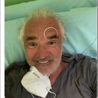 Flavio Briatore, il selfie dal letto al San Raffaele (subito cancellato). Selvaggia Lucarelli: «Non sbaglia un colpo»