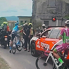 Giro d'Italia a Rieti, ma il passaggio a livello è chiuso: ciclisti in fuga fermi ad aspettare il treno