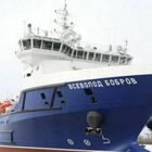 Nave russa Bobrov colpita a largo dell'isola dei Serpenti dalle forze ucraine: le immagini