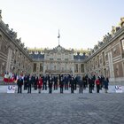 Il patto di Versailles: energia e difesa, i leader Ue accelerano. Macron: «Recovery di guerra da 100 miliardi»