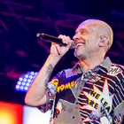 Max Pezzali tiene il tempo: a San Siro il primo di due mega karaoke da 120mila persone. Reunion 883 in vista