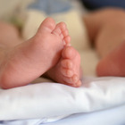 Neonate gemelle condividono placenta e sacco amniotico: il parto da record nel foggiano