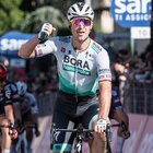 Giro d'Italia, Peter Sagan vince a Foligno e prende la maglia ciclamino, Bernal resta in rosa
