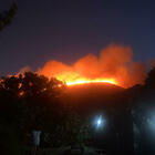 Incendi a Pantelleria, evacuate le ville dei vip: «anche Armani in fuga con gli amici». Canadair in azione dall'alba
