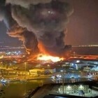Ancona, vasto incendio nel porto. Città invasa da fumo e odore acre: «Chiuse tutte le scuole e i parchi»