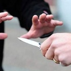 Roma, cileno 19enne cammina a Trastevere con un coltello in mano e ferisce due ragazzi: uno è minorenne