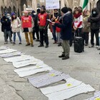 No Green pass in piazza con le divise da deportati: la protesta choc a Perugia nella Giornata della Memoria