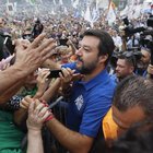 Pontida, insulti a Gad Lerner e videomaker aggredito. Salvini: «Offese a Mattarella? Serve rispetto»