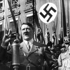 In vendita online mascherine, magliette e altri gadget con la faccia di Hitler: chiuso sito di e-commerce dopo le accuse di antisemitismo