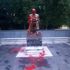 Indro Montanelli, a Milano statua imbrattata: insulti e vernice rossa ai Giardini di porta Venezia
