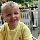 Bimbo di 4 anni si schianta con la mini moto contro un palo e muore sotto gli occhi di suo padre
