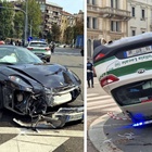 Spettacolare incidente con una Ferrari: l'auto dei vigili si ribalta. Paura in centro a Milano