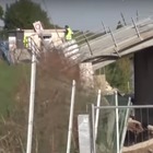 Ravenna, crolla un ponte: tecnico della protezione civile precipita e muore sotto le macerie VIDEO CHOC