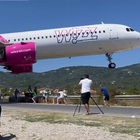 Wizz Air, aereo sfiora turisti sulla spiaggia 