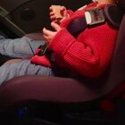 Neonato bloccato dentro l'auto: mamma disperata, salvato in extremis