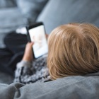 Bambini troppo connessi: «Oltre 2 ore al giorno sullo smartphone creano danni al cervello degli under 6»