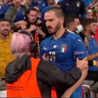 Italia-Spagna, Bonucci festeggia sotto la tribuna ma una steward lo scambia per un invasore (e lo blocca)