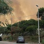 Incendio sulla spiaggia in Sardegna minaccia case e campeggi: allarme tra i bagnanti