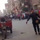 Egitto, decapita un uomo e mostra la testa ai passanti: il video choc postato su Twitter