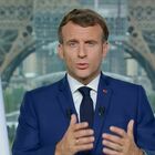 Covid in Francia, Macron: «Sì al green pass e alla terza dose, non escludiamo il vaccino obbligatorio»