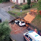 Maltempo, morti un uomo e una donna a Lucca e Carrara: travolti dagli alberi. A Massa 11 famiglie evacuate