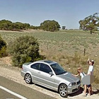 Fanno sesso in strada sul cofano dell'auto: amanti focosi «beccati» da Google Street View