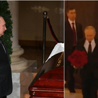 Putin, la valigetta con i codici nucleari al funerale di Zhirinovsky? La foto che svela la paranoia dello zar