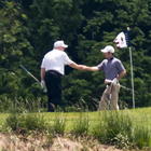 Trump gioca a golf durante la pandemia: strette di mano e niente mascherina