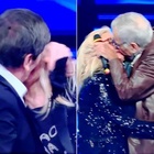 Gianni Morandi e Teo Teocoli baciano Mara Venier: «Oggi siamo tutti pazzi!»