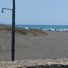 Fiumicino, cadavere sulla spiaggia di Coccia di Morto: recuperato da alcuni surfisti