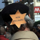 Prato, scritte no vax e no green pass alla Cgil: «Il vandalismo non si ferma»