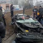 Tank russo schiaccia un'auto in corsa a Kiev