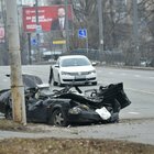 Tank russo schiaccia un'auto in corsa a Kiev