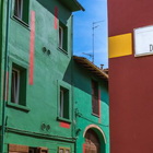 Toscana, il borgo trasformato in una tela colorata di un pittore