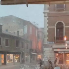 Nubifragio a Venezia, il vento fa volare ombrelloni e tavolini nel centro storico