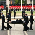 Regina Elisabetta, poliziotto sviene durante i funerali: attimi di paura, portato via in barella