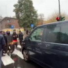 Milano: fumogeni e blocco traffico davanti alla sede di Regione Lombardia