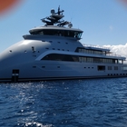 Sardegna, lo yacht Olivia O a prua rovesciata: eliporto e cinema a bordo, le foto incredibili